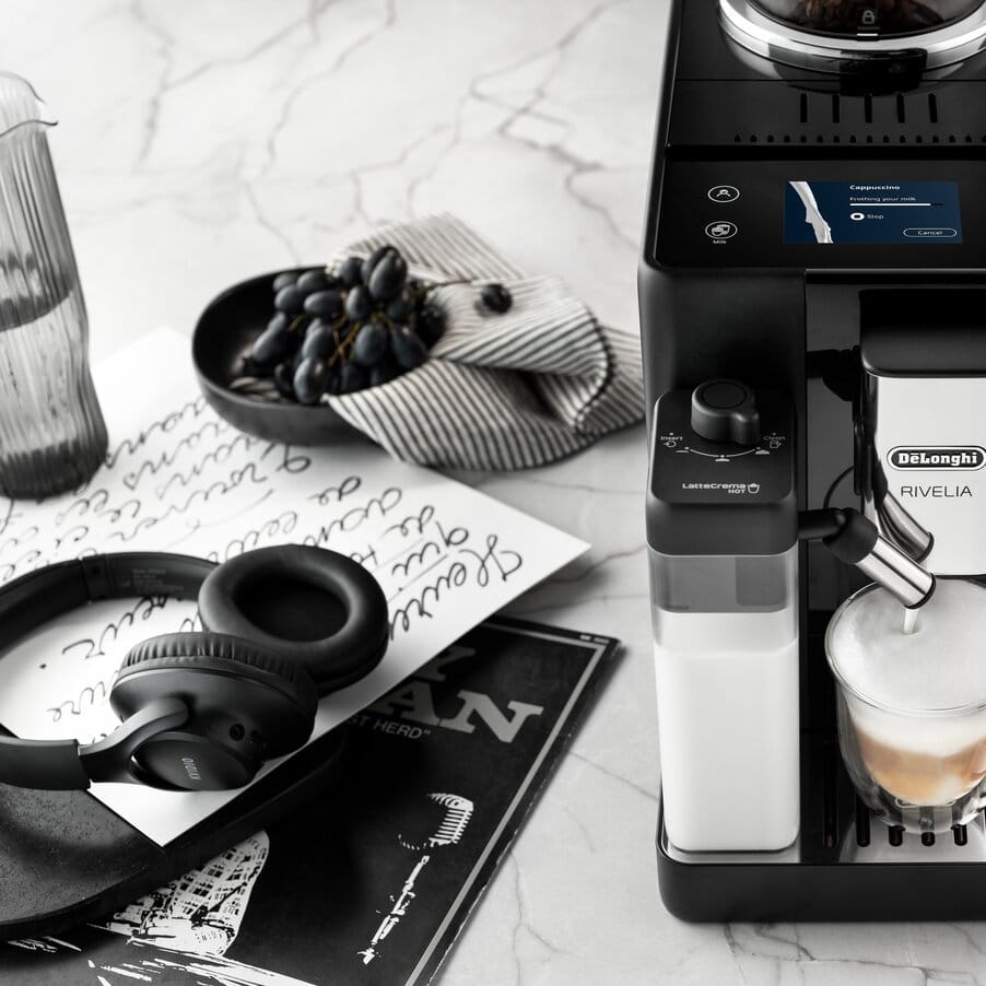 De'Longhi Rivelia LatteCrema Hot Technology milk froth