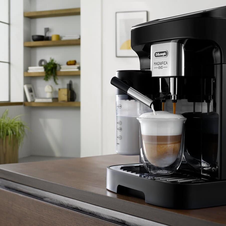 De'Longhi Magnifica Evo LatteCrema Hot Technology milk foam