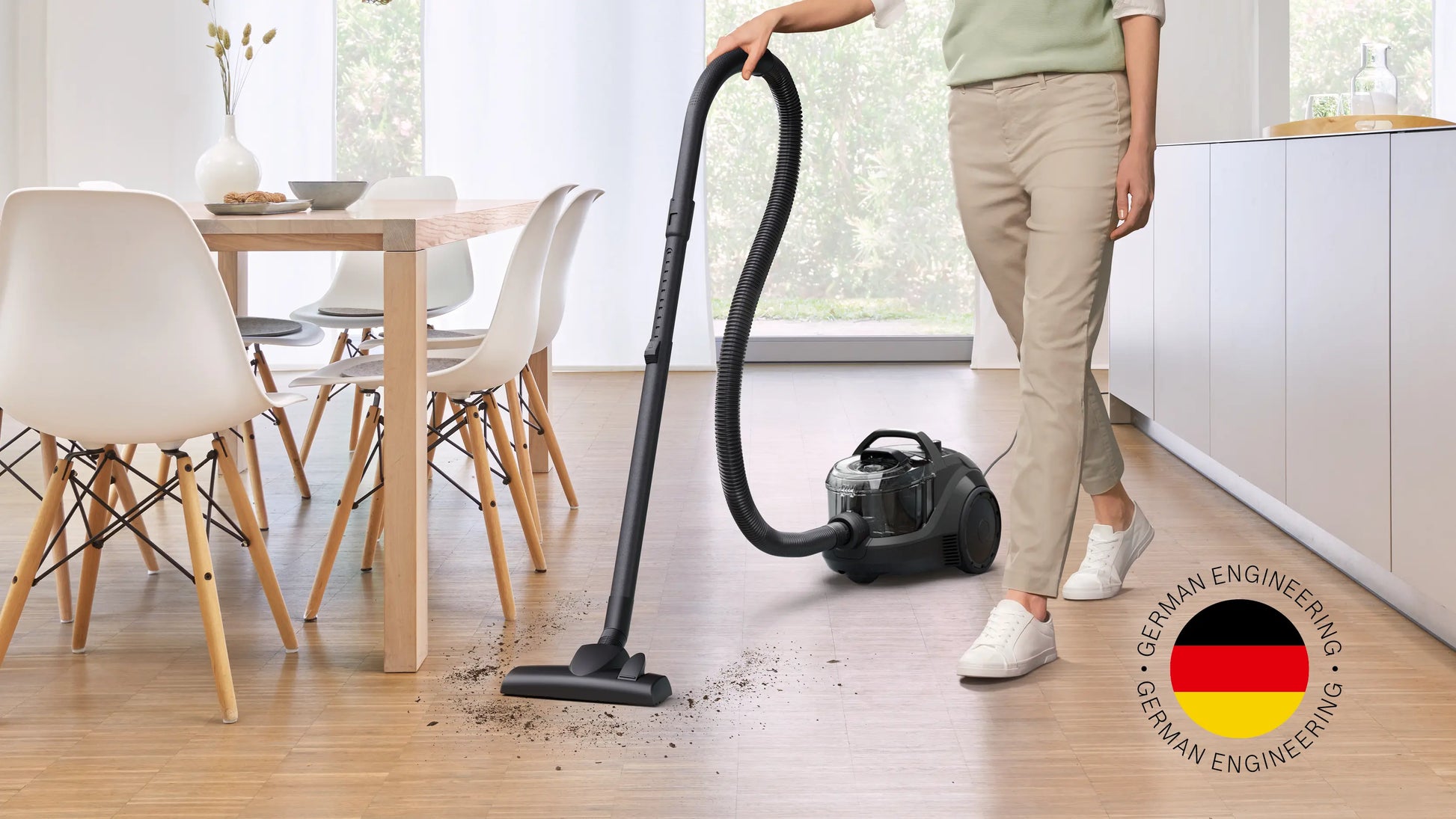 Bosch Serie 4 bagless vacuum cleaner EasyClean dust box system